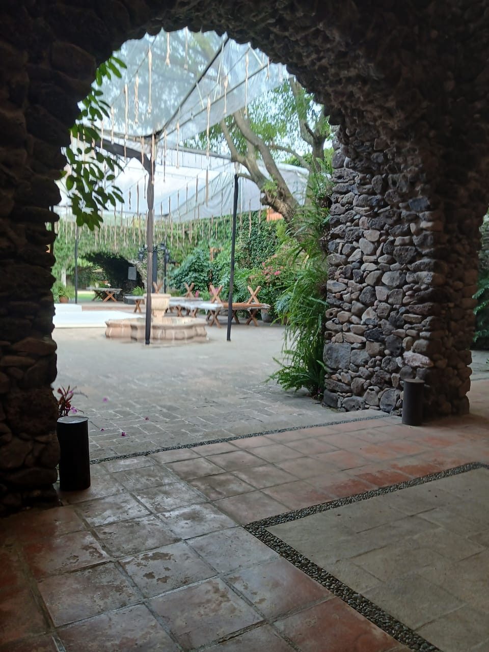Arco de piedra con vista al jardín en Hacienda Dolores, Querétaro