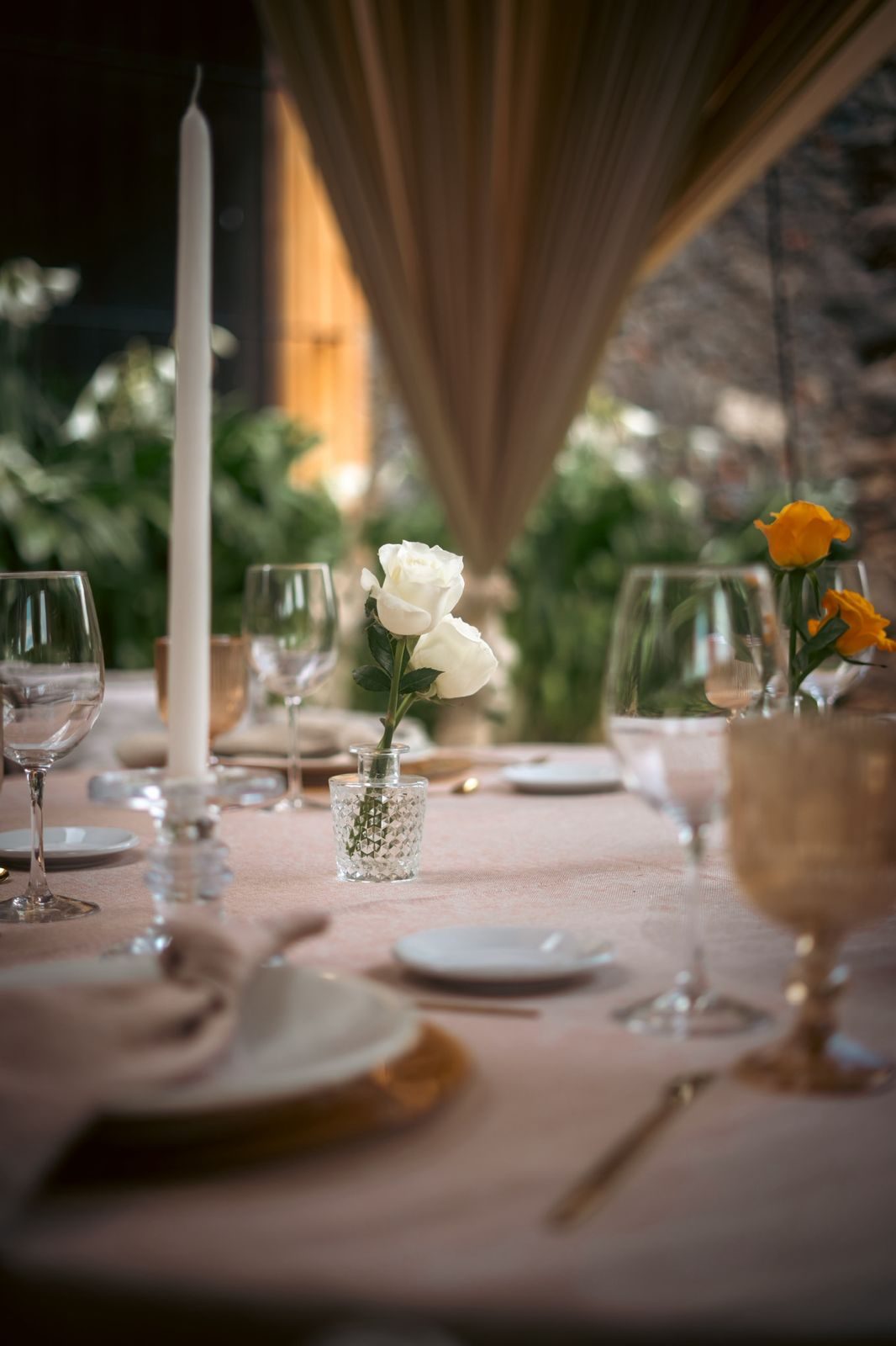 Mesa con candelabros y flores naranja bajo carpa en Hacienda Dolores, Querétaro
