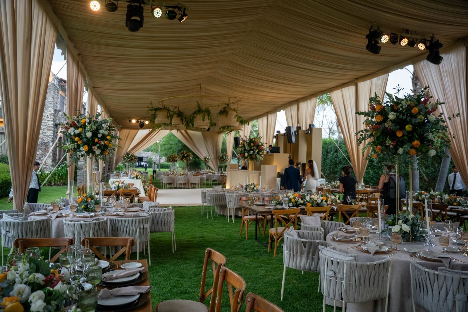Banquete bajo carpa beige en los jardines de Hacienda Dolores, Querétaro