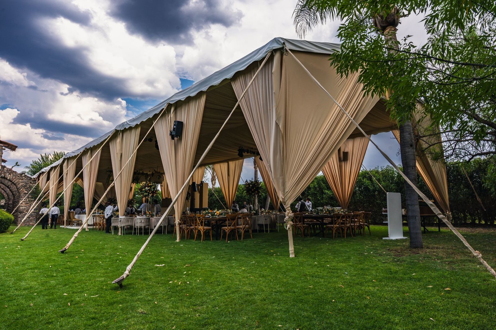 Carpa beige vista desde el jardín en Hacienda Dolores, Querétaro