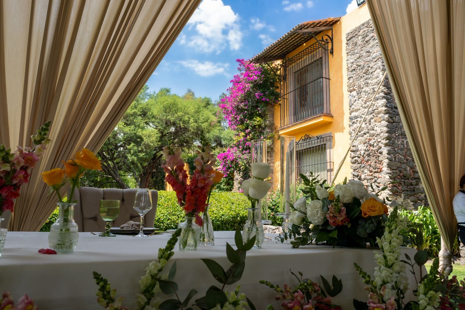 Carpa con flores colgantes para boda en Hacienda Dolores, Querétaro