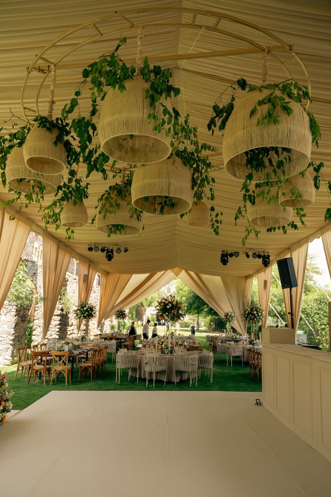 Carpa con lámparas colgantes y follaje en Hacienda Dolores, Querétaro