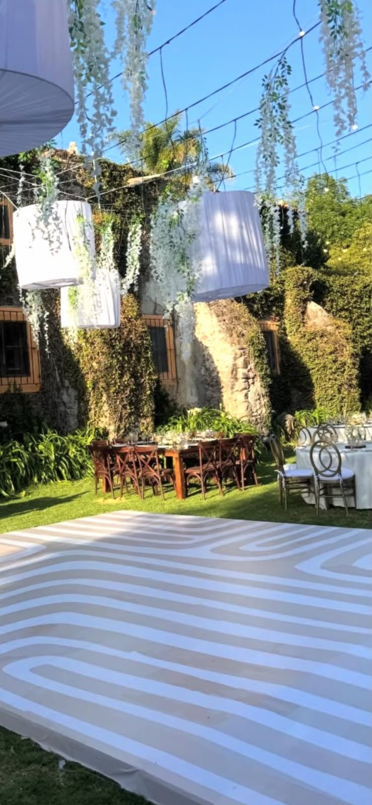 Carpa transparente con pista de baile e iluminación colgante en Hacienda Dolores, Querétaro
