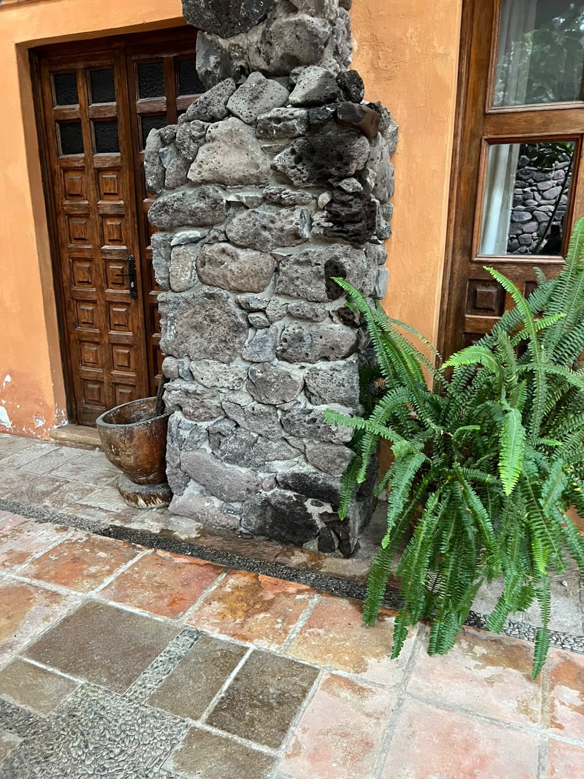 Puerta de madera y muro de piedra de la casona de Hacienda Dolores, Querétaro