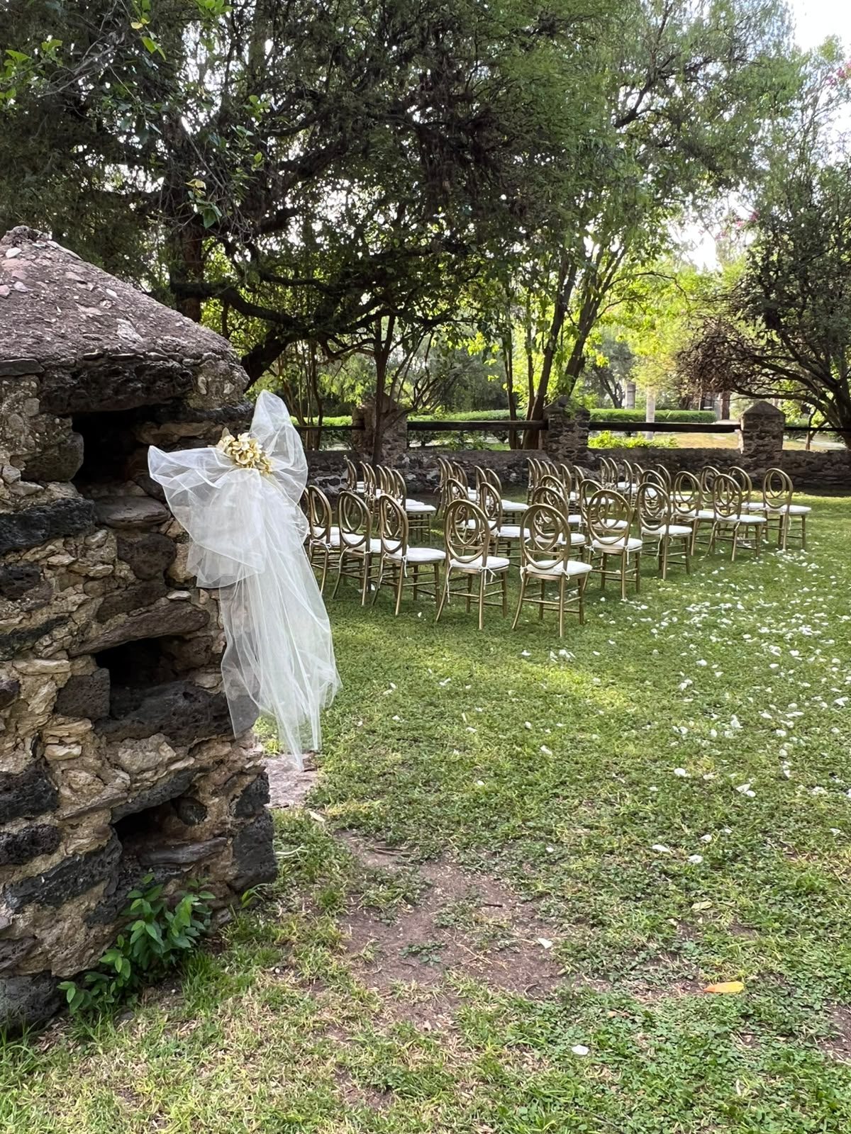 Ceremonia al aire libre junto al muro de piedra original de Hacienda Dolores, jardín para bodas en Querétaro