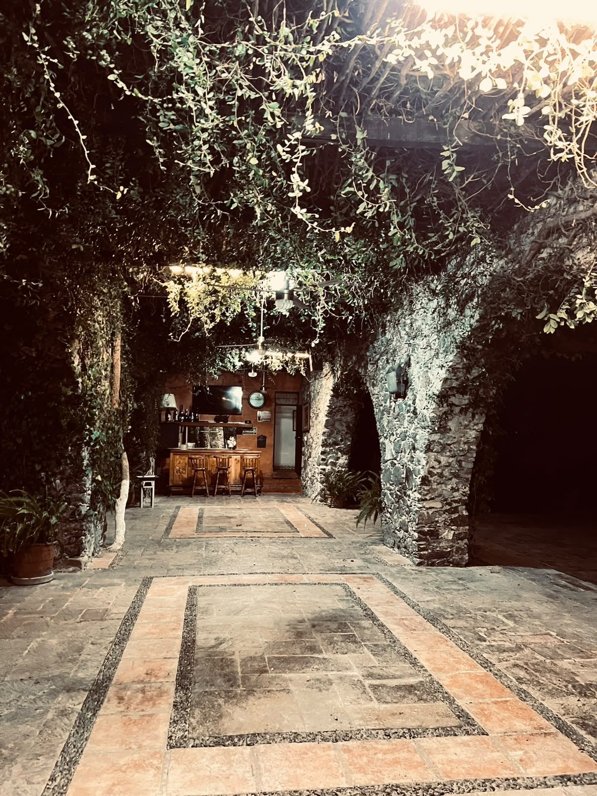 Corredor de piedra con barra para eventos en Hacienda Dolores, Querétaro