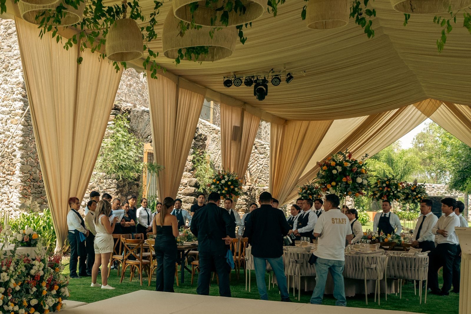 Invitados disfrutando un evento bajo carpa en Hacienda Dolores, Querétaro