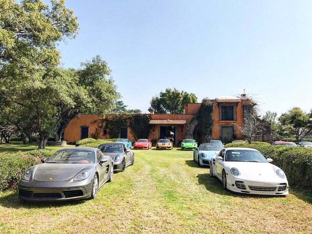 Exhibición de automóviles en los jardines de Hacienda Dolores, eventos corporativos en Querétaro