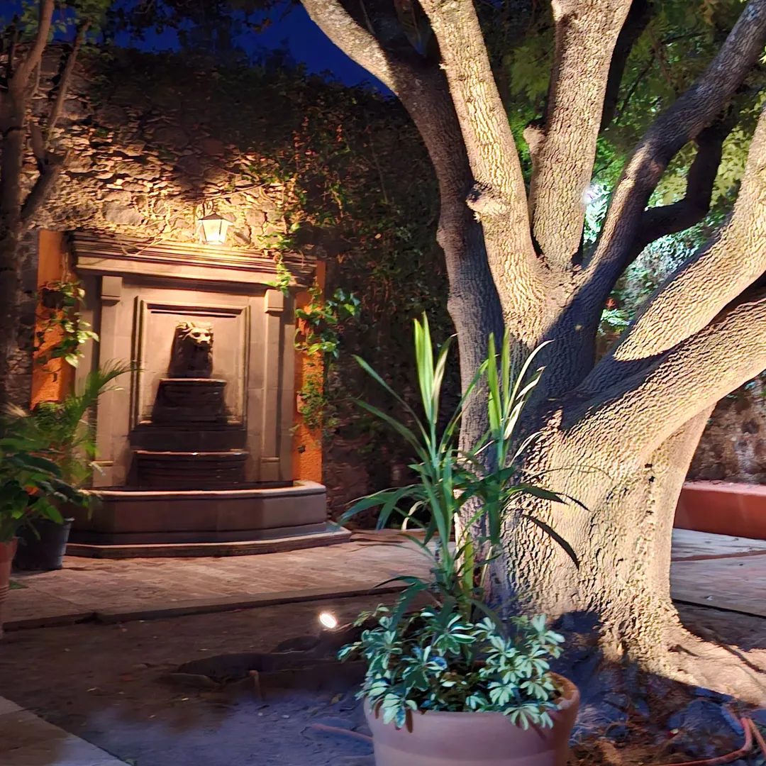 Fuente interior iluminada de noche en Hacienda Dolores, Querétaro