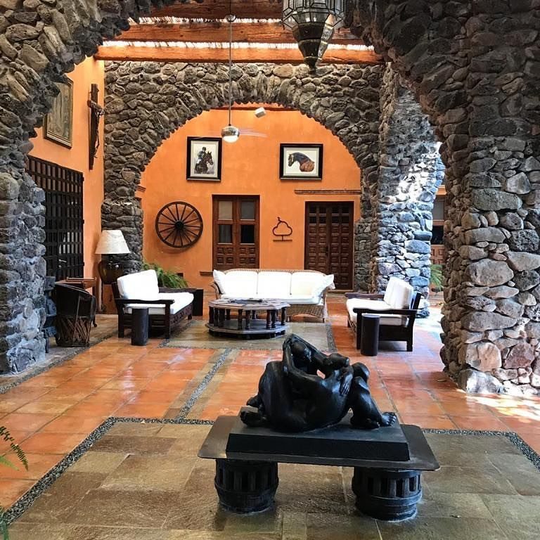 Interior de la casona con arcos de piedra en Hacienda Dolores, Querétaro