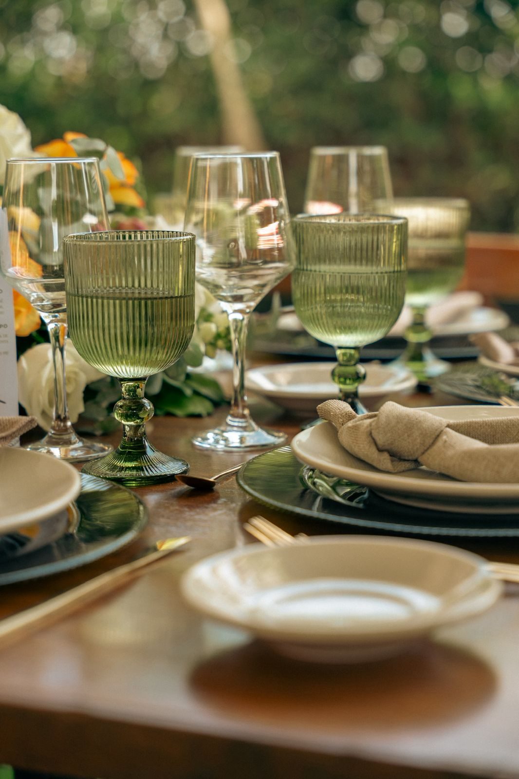Detalle de mesa con copas verdes para evento en Hacienda Dolores, Querétaro