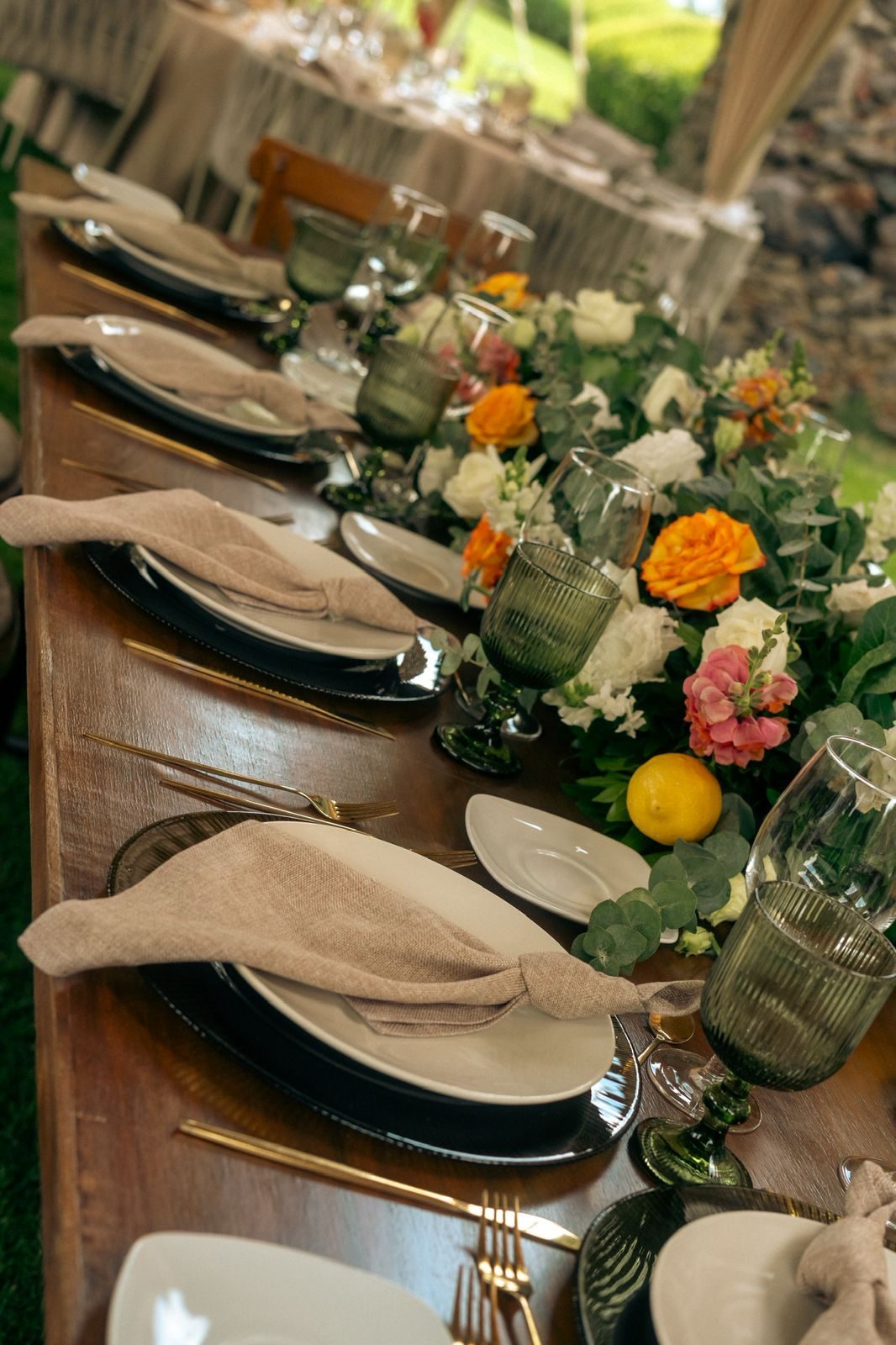 Mesa imperial con arreglos florales naranjas en Hacienda Dolores, Querétaro