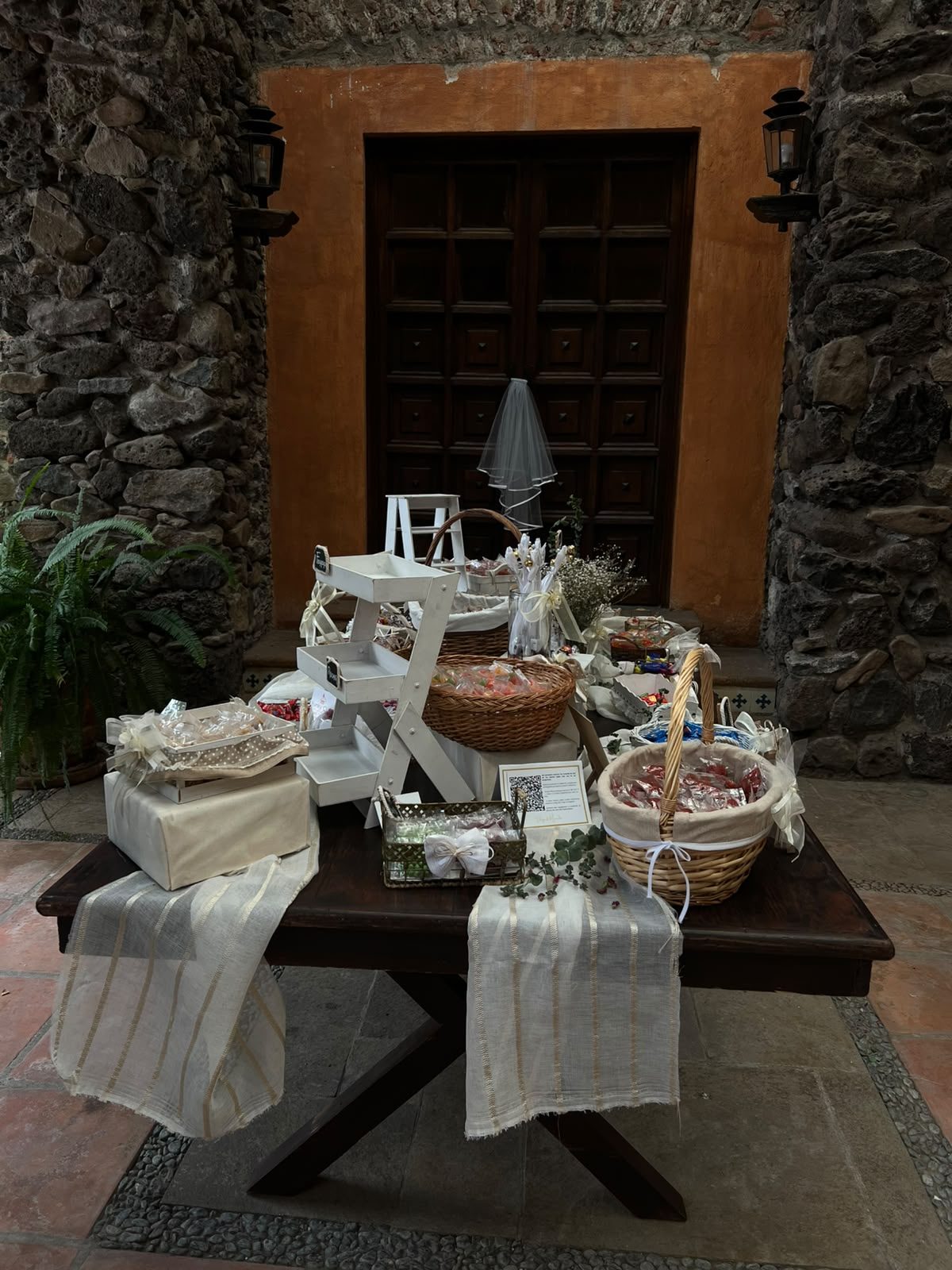Mesa de postres junto al muro de piedra del siglo XVII en Hacienda Dolores, Querétaro