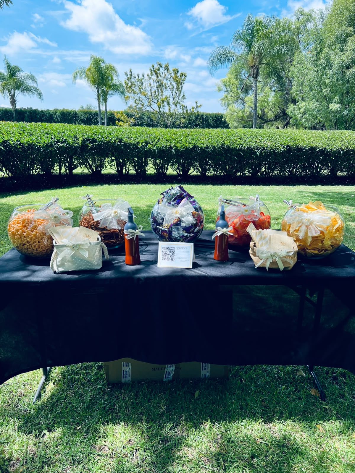 Mesa de postres en el jardín para evento social en Hacienda Dolores, Querétaro
