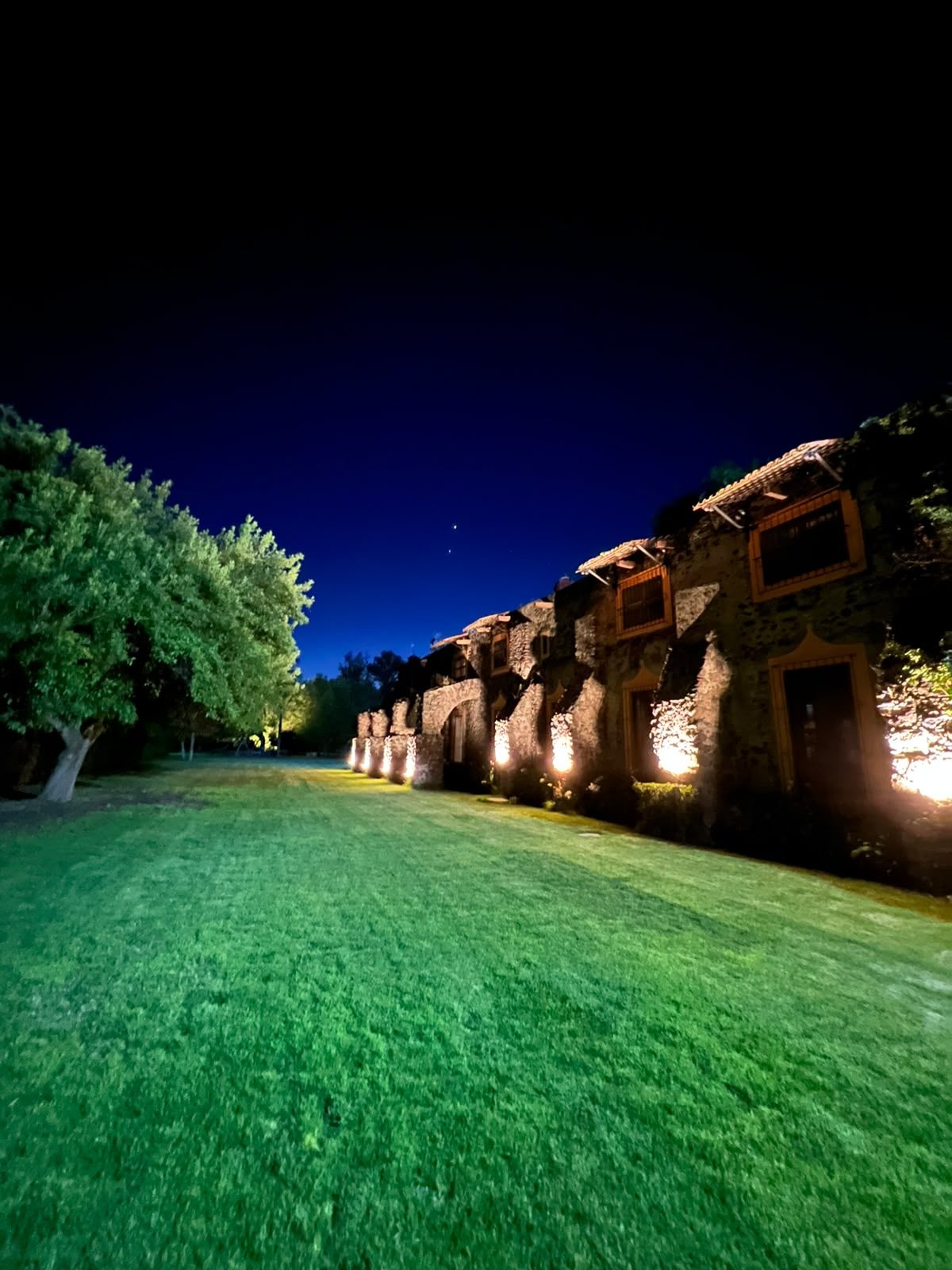 Arcos de piedra iluminados de noche en Hacienda Dolores, Querétaro