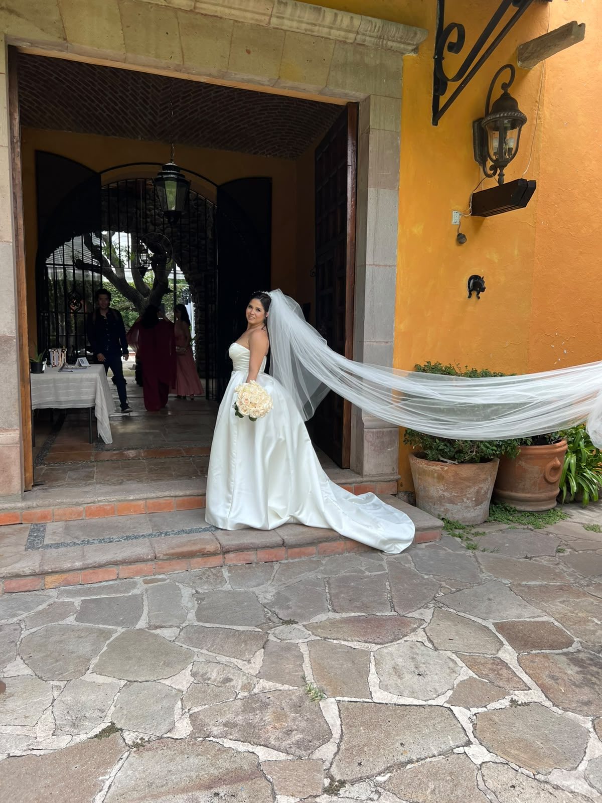Novia saliendo de la casona de Hacienda Dolores con su velo, bodas en Querétaro