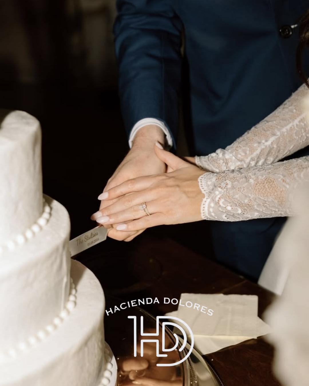 Corte de pastel de boda en Hacienda Dolores, Querétaro